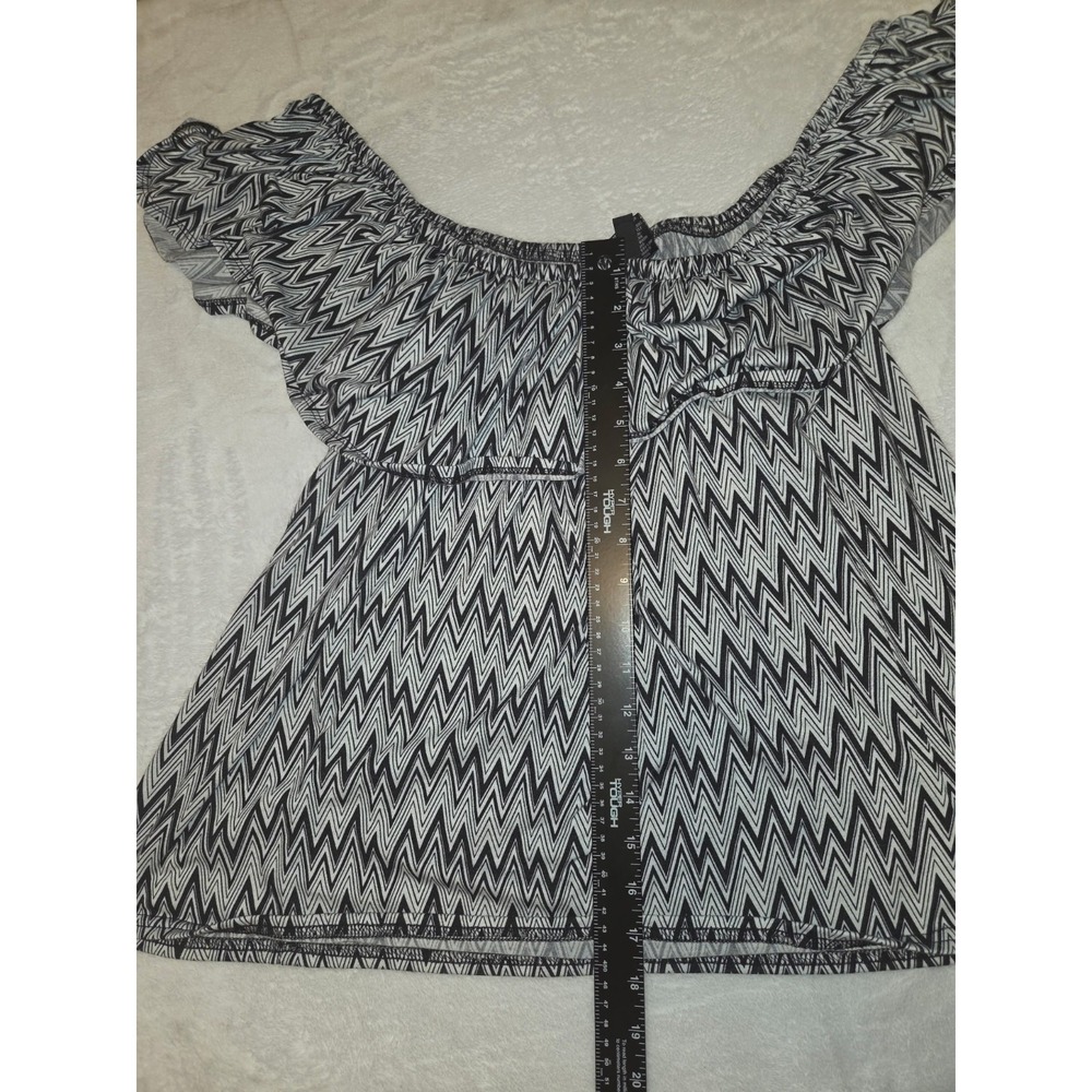 Kristin Nicole Trixxi off-the-shoulder blouse blk/ wht chevron geometri Pattern - Picture 3 of 4